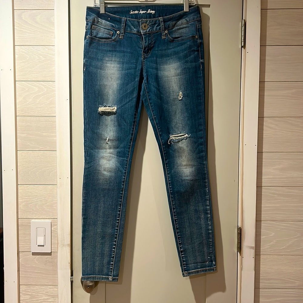 Distressed skinny jean